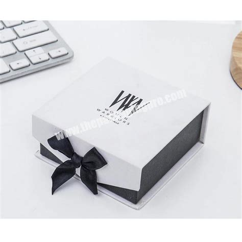 Custom Luxury Foldable Magnetic Gift Box Packaging Lined With Silk