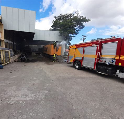 Carreta baú pega fogo dentro dos Correios na avenida Valter Alencar