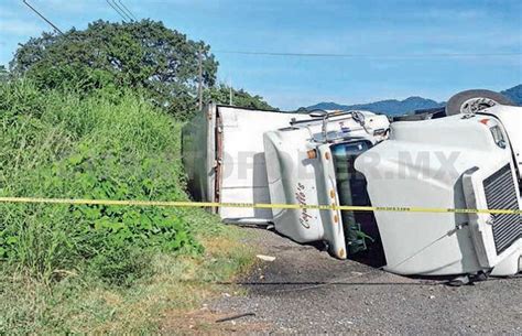 Tráiler vuelca en la Costera