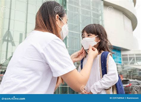 Aziatische Moeder Helpt Haar Dochter Met Een Medisch Masker Ter