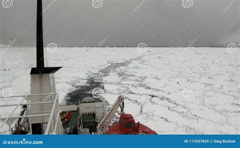 Gente En La Nave En El Fondo De La Masa De Hielo Flotante De Hielo En