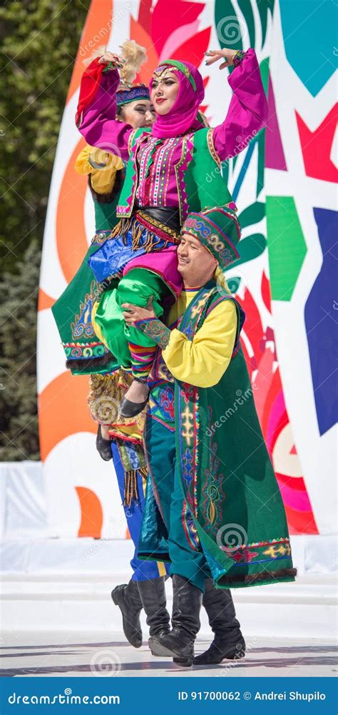 Shymkent Kazachstan Mei Mensen In Nationale Kostuums Op De