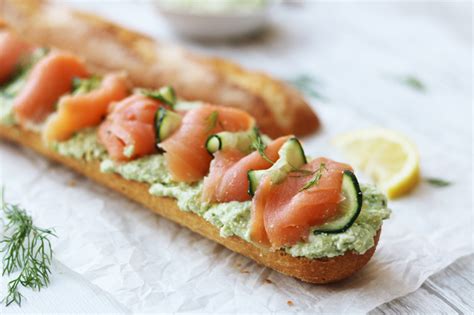 Bocadillo de salmón con requesón aguacate y pepino Hoy comemos sano