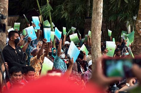 Jokowi Serahkan Ks Perhutanan Sosial Dan Tora