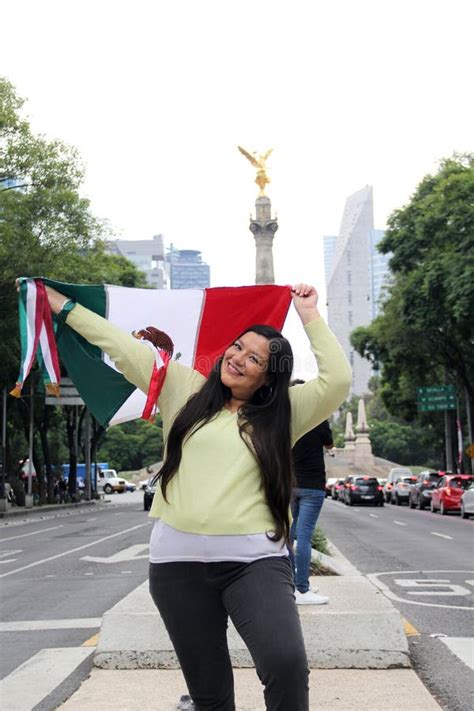 Mulher Adulta Latina Mostra a Bandeira Do México Orgulhosa Da Cultura E Tradição Do Seu País