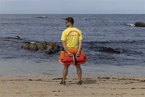 Vidas Que Os Nadadores Salvadores Resgataram Do Mar