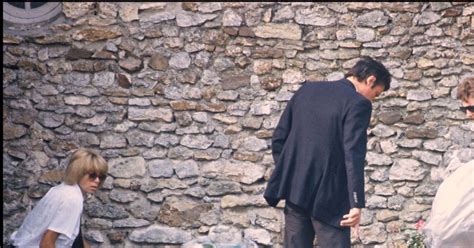 Alain Delon Et Mireille Darc Sur La Tombe De Romy Schneider En Juin