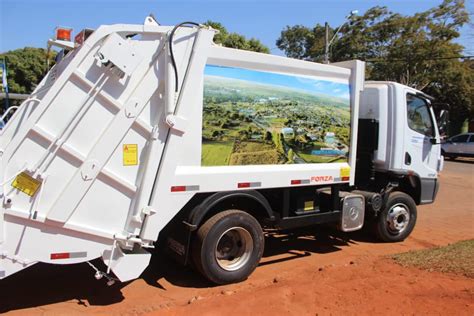 Coleta de lixo começa a ser feita em caminhão compactador pela primeira