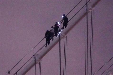 Nyc Bridge Walkers In Custody For Climbing On Manhattan Bridge Nypd