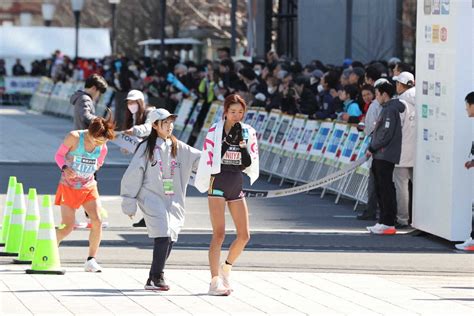 【東京マラソン】新谷仁美「力不足」2時間21分50秒で日本新ならず号泣、憔悴 タオルで顔を覆う― スポニチ Sponichi Annex スポーツ