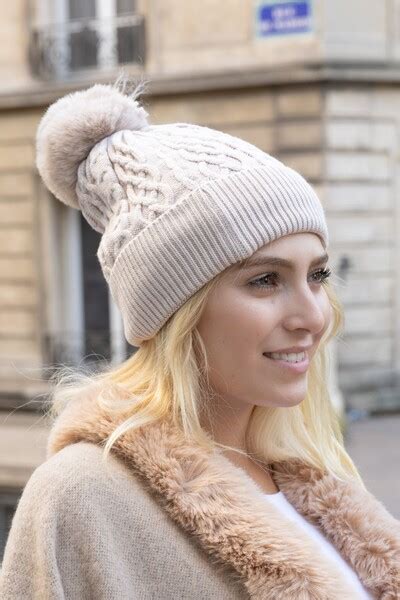 Bonnet Tress Avec Pompon Beige La Cabane D Elsandre