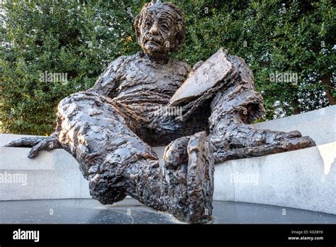 Escultura De Bronce De Albert Einstein Banque De Photographies Et D