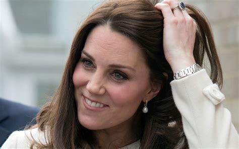 Kate Middleton Col Pancione Ricicla Il Cappotto Di Tre Anni Fa