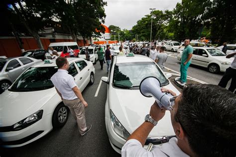 Taxistas Bloqueiam Acesso A Congonhas Contra A Regulamenta O Do Uber