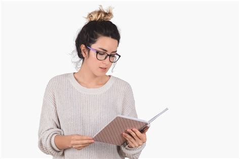 Mujer Joven Que Lee Un Libro En Blanco Foto Premium