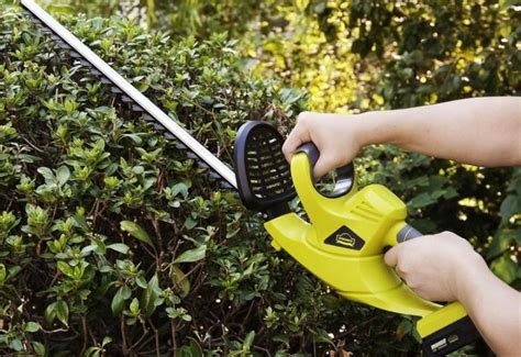 Cordless Hedge Trimmer With Cover 20v 2000mah Lithium Ion Battery Electric Cutter 65cm Blade