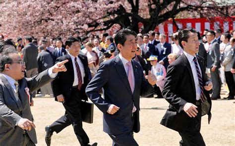 「桜を見る会」前夜祭で振る舞われたのはどこの「寿司」？ 5年前から錯綜する“安倍首相とすし”情報 文春オンライン