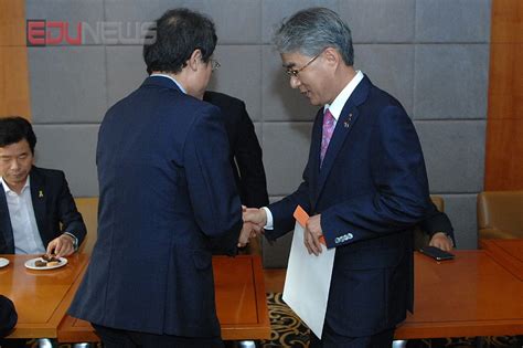 교육감협에서 인사를 나누는 조희연과 박종훈 에듀포토