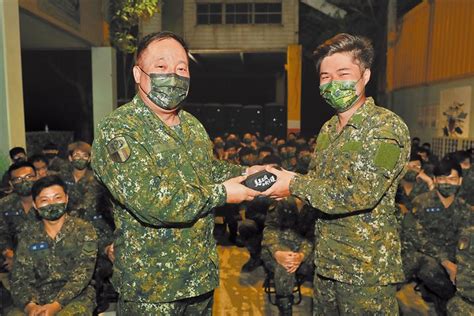 【新制教召強固國防】徐衍璞表揚績優召員 勉團結齊心護家園 軍聞 【新制教召強固國防】徐衍璞表揚績優召員 勉團結齊心護家園 青年日報