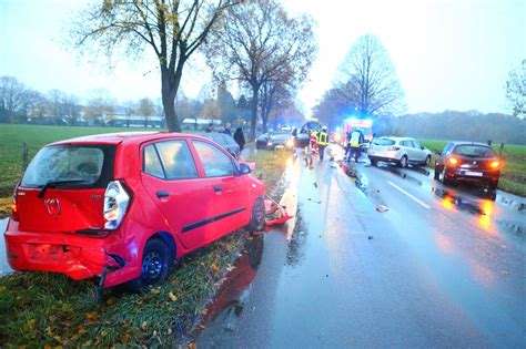 Krefeld Schwerer Unfall Mit Vier Beteiligten Pkw