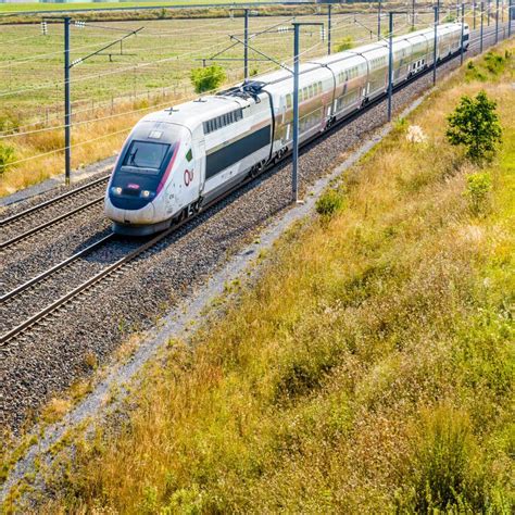 Un Train Grande Vitesse D Inoui Duplex Tgv Dans La Campagne