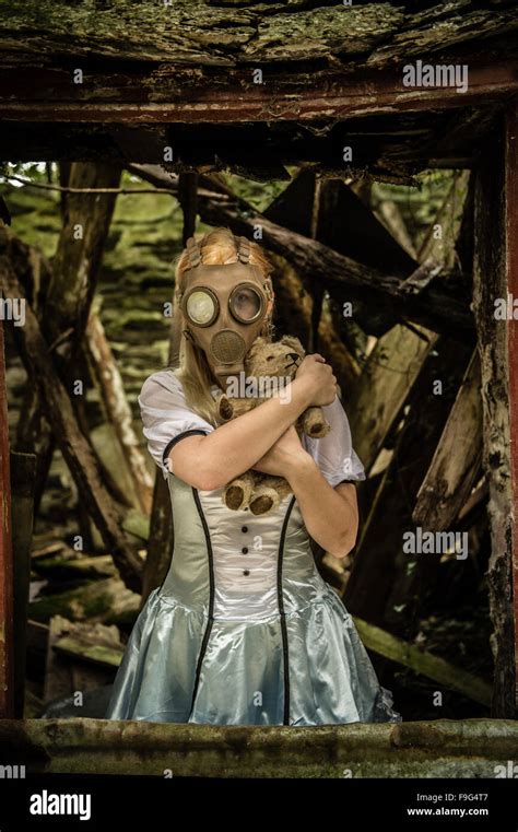 Malice in Wonderland Alptraum ein ziemlich blonde junge Frau Mädchen trägt ein Alice Art