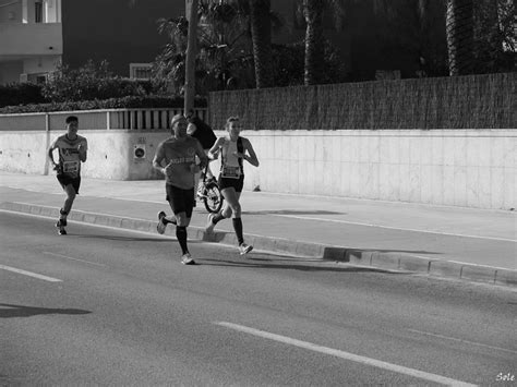 Isabel Ferrer i Youseff Athatach guanyen la carrera de Xàbia que enceta