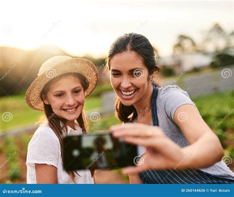 Dire Cheesean Belle Jeune Femme Et Sa Fille Prendre Des Selfies En