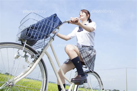 自転車通学する女子高校生 写真素材 6749143 フォトライブラリー Photolibrary