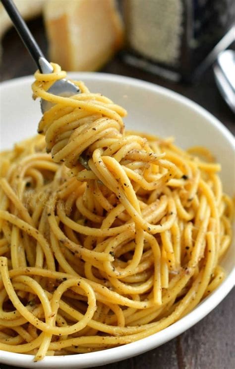 Cacio e Pepe - Easy Cheesy Classic Italian Pasta Dish