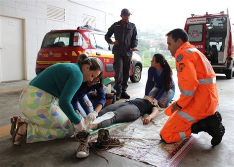 Equipe De Saúde Passa Por Treinamento De Atendimento Pré Hospitalar