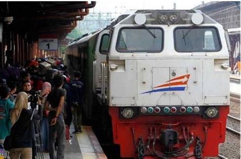 Juni Ka Jarak Jauh Berhenti Di Stasiun Jatinegara Layani Penumpang