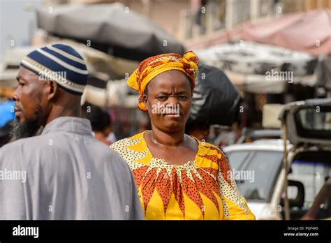 Lom Togo Jan La Mujer Togolesa No Identificado En Naranja