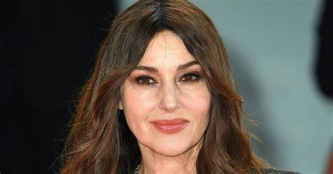 En Bas De Dentelle Et En Manteau La Superbe Monica Bellucci Ans