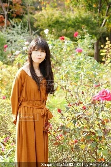 バラの花に囲まれた美しい女性の写真・画像素材[6011091] Snapmart（スナップマート）