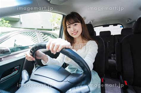 車を運転する女性の写真素材 115439192 イメージマート