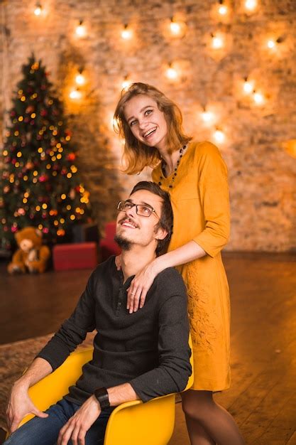 Couple Célébrant Noël Ensemble Photo Gratuite