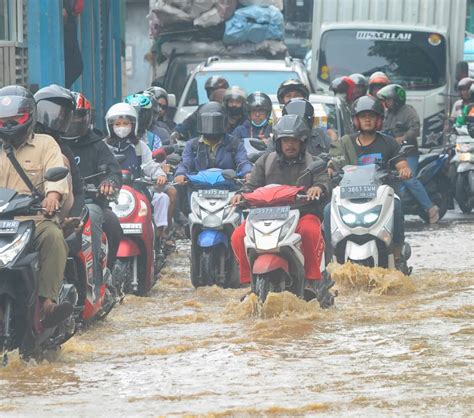 Foto Luapan Air Kali Baru Di Depan Pasar Induk Kramat Jati Banjiri