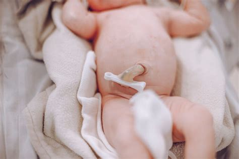 Cómo bañar al recién nacido antes de la caída del cordón umbilical