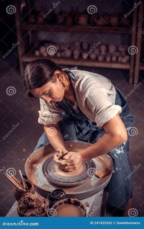 Una Encantadora Joven Está Trabajando En La Rueda De La Alfarería