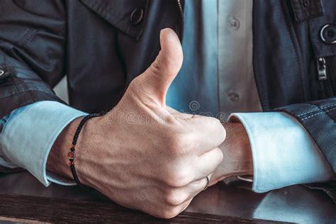 La Bonne Main Masculine Avec Un Chapelet Sur Le Poignet Et Un Pouce A