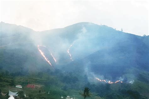 Pegunungan Kawasan Danau Toba Di Sianjur Mula Mula Terbakar Harian