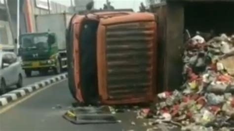 Penampakan Truk Sampah Yang Terbalik Di Bekasi Warganet Sering Ugal