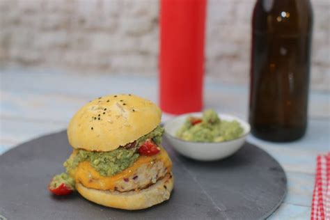 Spicy Chickenburger Mit K Se Und Guacamole Happy Plate