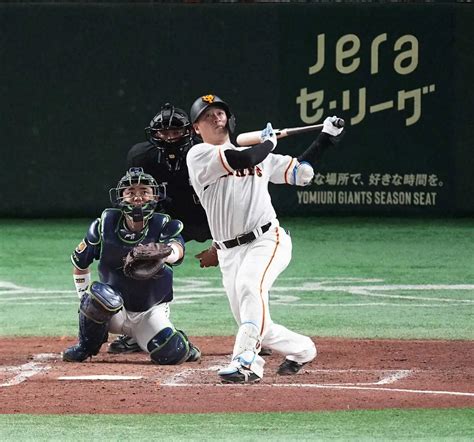 ＜巨・ヤ＞5回、岸田は先制ソロを放つ（撮影・沢田 明徳） ― スポニチ Sponichi Annex 野球