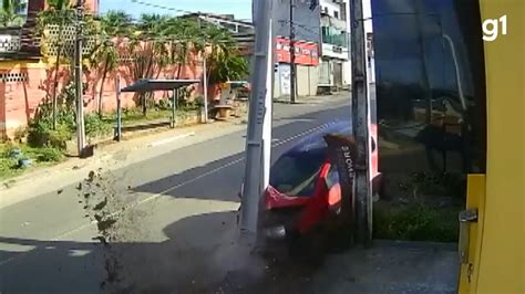 V Deo C Mera De Seguran A Registra Momento Em Que Carro Bate Em Poste