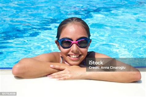 Photo Libre De Droit De Belle Adolescente À La Piscine Ressemble À La Caméra De Leau Banque D