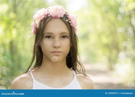 Guirlande De Port De Fleur De Belle Fille De La Préadolescence