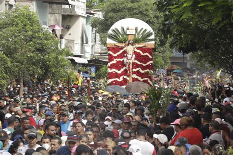 Arzobispo de Guayaquil insta a fieles a asistir con banderas y pañuelos