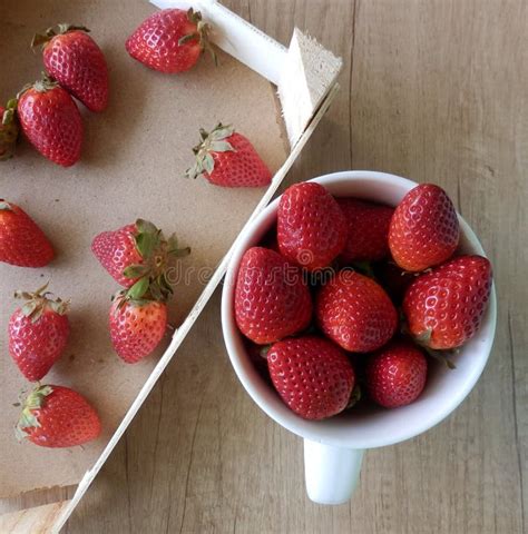 Fresas En Caja De Madera Y Jugo Imagen De Archivo Imagen De Salud